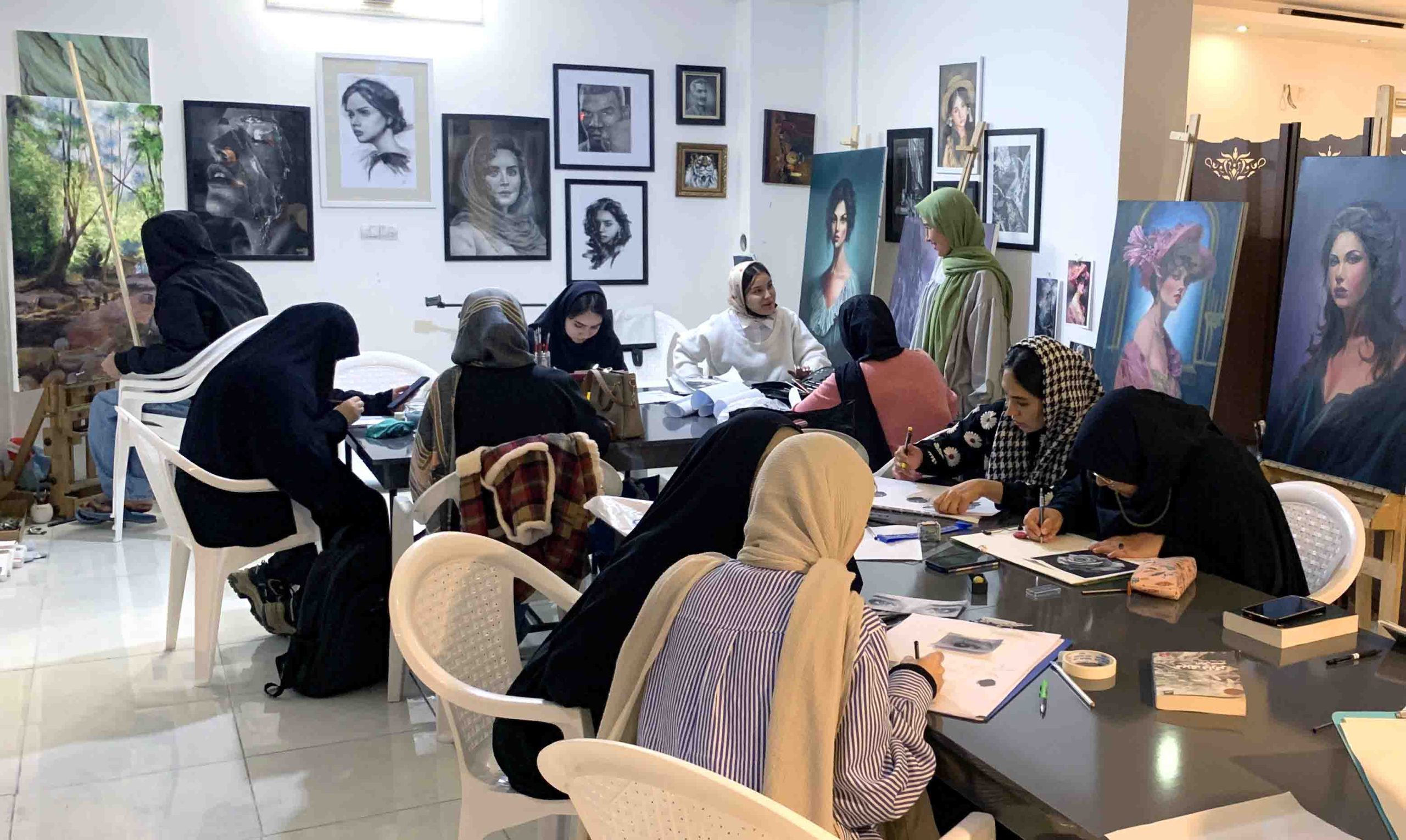 کلاس نقاشی خانه هنر مهاجرین scaled بنیاد امیرخسرو بلخی